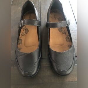 taos -size 10 laddies black leather loafers with strap.